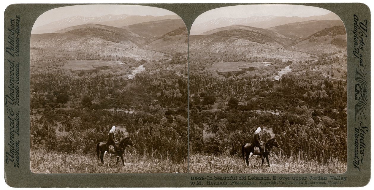 Libanon, med blick österut över den övre Jordandalen till berget Hermon, 1900-talet. av Underwood and Underwood