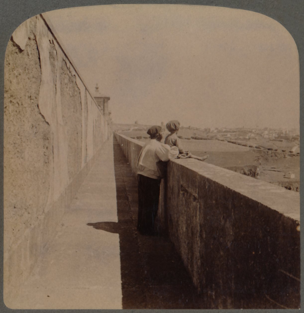 Lång promenad längs den gamla akvedukten - 1729-49 - försörjer staden med vatten, Lissabon, Portugal, 1902. av Underwood and Underwood