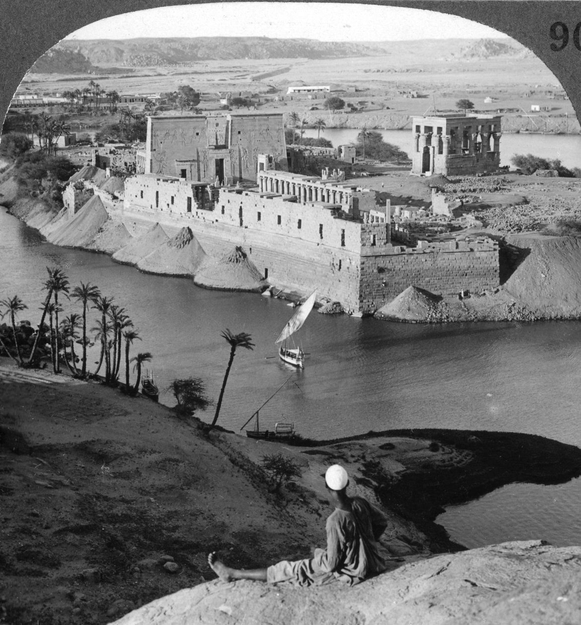 Ser ner på ön Philae och dess tempel, Egypten, 1905. av Underwood and Underwood