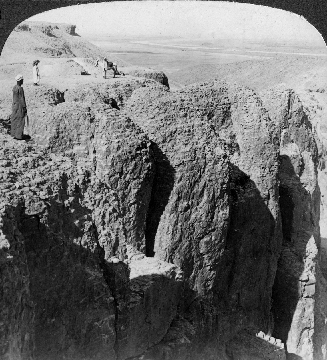 Ser nedför Nilen från Thebes västra klippor, Egypten, 1905. av Underwood and Underwood