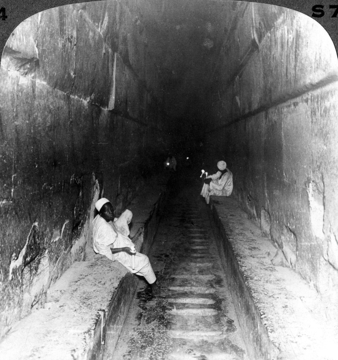 Tittar ner genom huvudpassagen till Khufus grav i den stora pyramiden, Egypten, 1905. av Underwood and Underwood