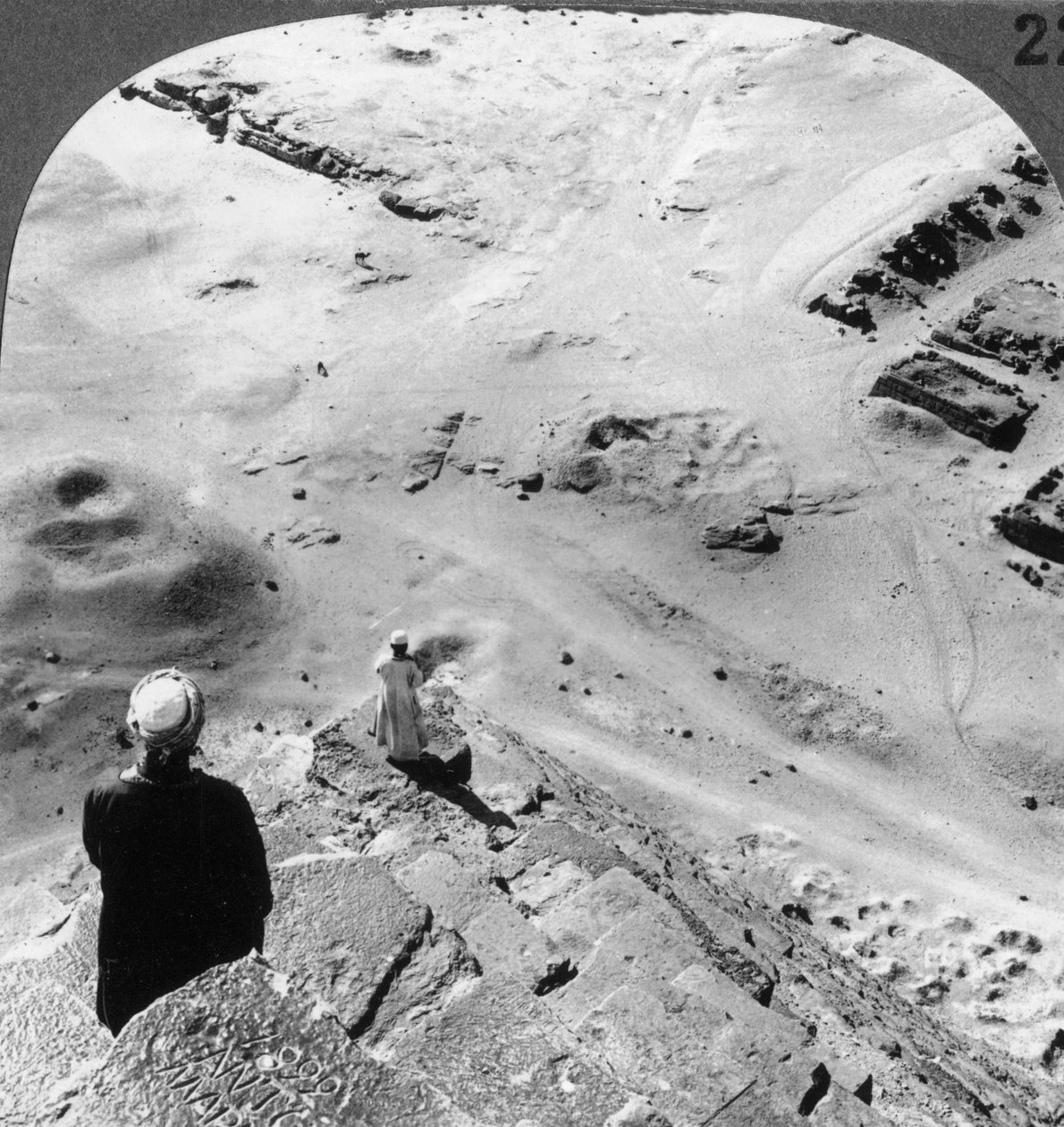 Tittar ner i det sydvästra hörnet av den stora pyramiden, Egypten, 1905. av Underwood and Underwood