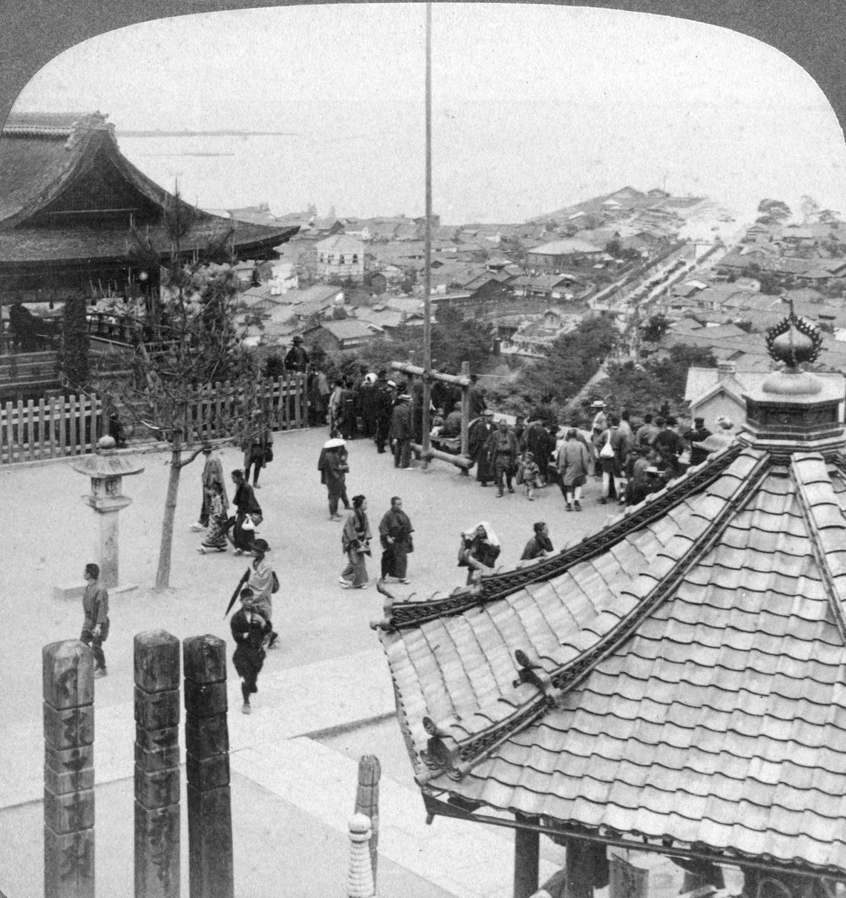 Ser österut från Mildera-templet över Otsu och sjön Biwa, Japan, 1904. av Underwood and Underwood