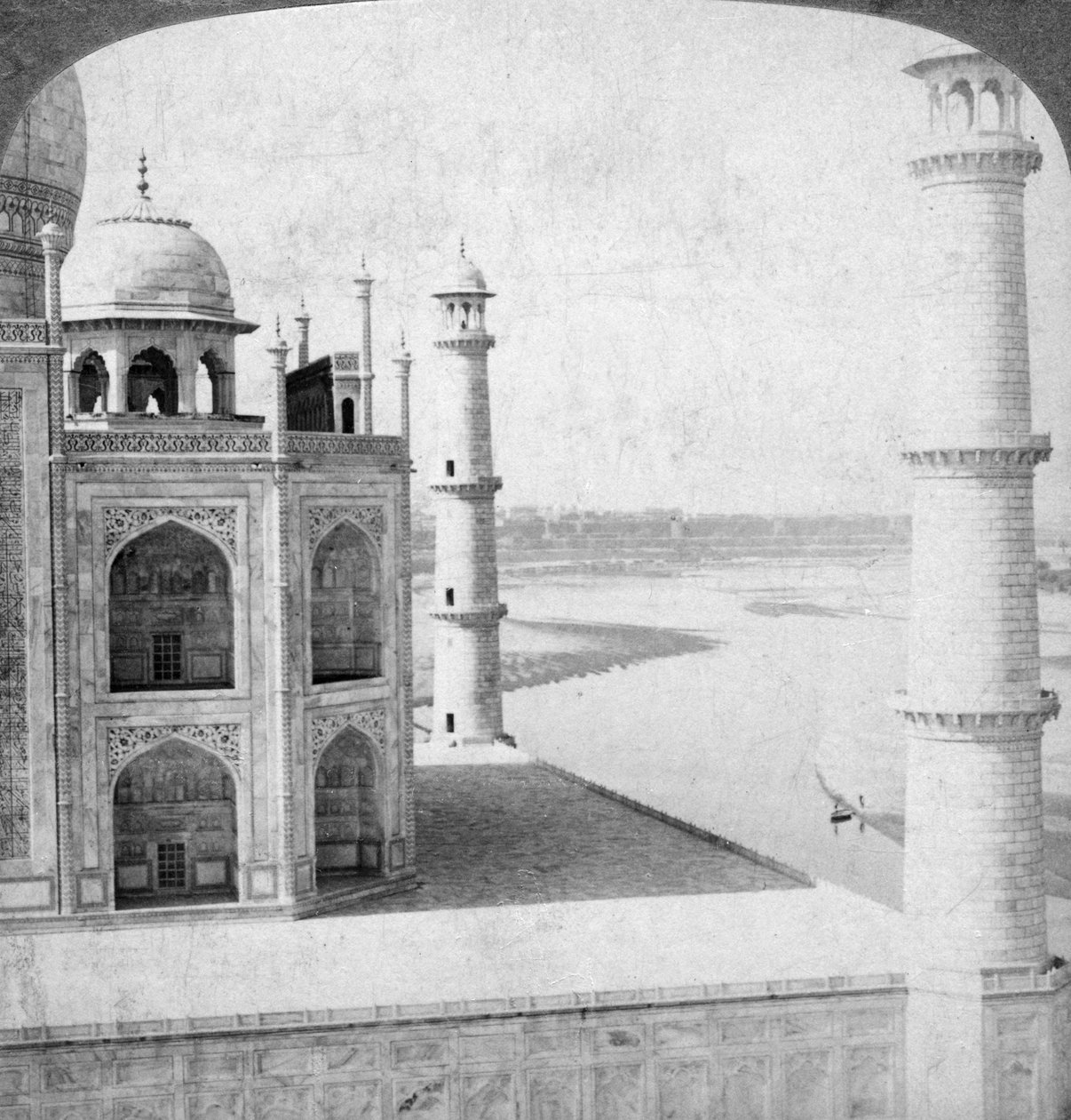 Ser nordväst från Taj Mahal uppför Jumnafloden till Agra, Indien, 1903. av Underwood and Underwood
