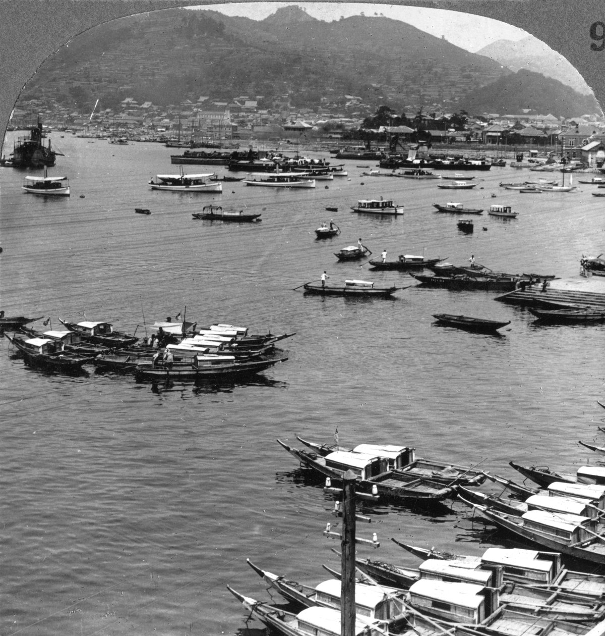 Ser norrut över fartyg i hamnen i Nagasaki, Japan, 1904. av Underwood and Underwood