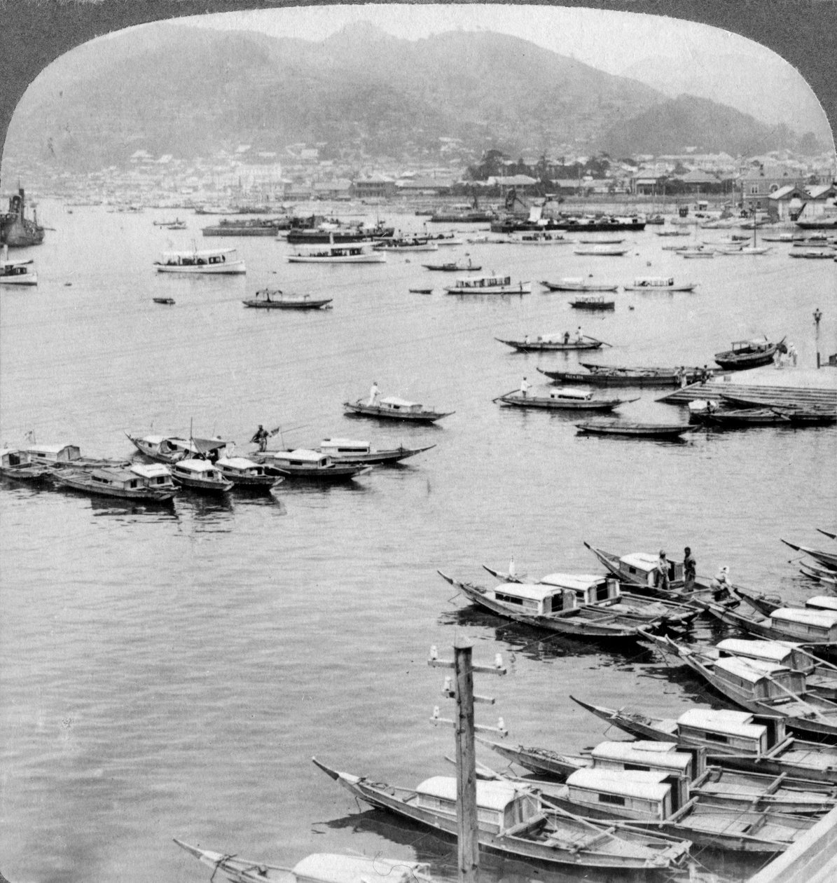 Ser norrut över fartyg i hamnen i Nagasaki, Japan, 1904. av Underwood and Underwood