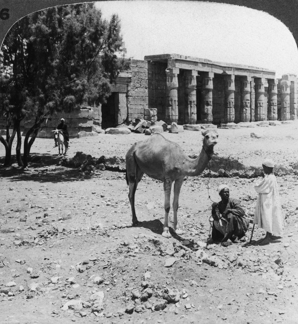 Ser norrut till Sethos I-templet, Thebe, Egypten, 1905. av Underwood and Underwood