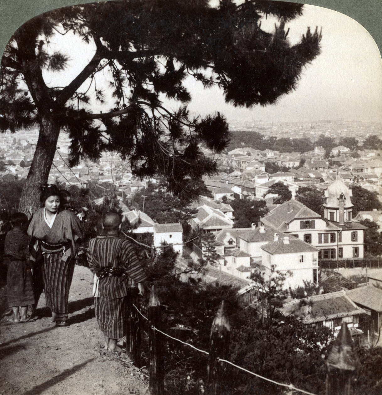 Ser sydost från Suwa-yamas tallkrönta höjder över Kobe, Japan, 1904 av Underwood and Underwood