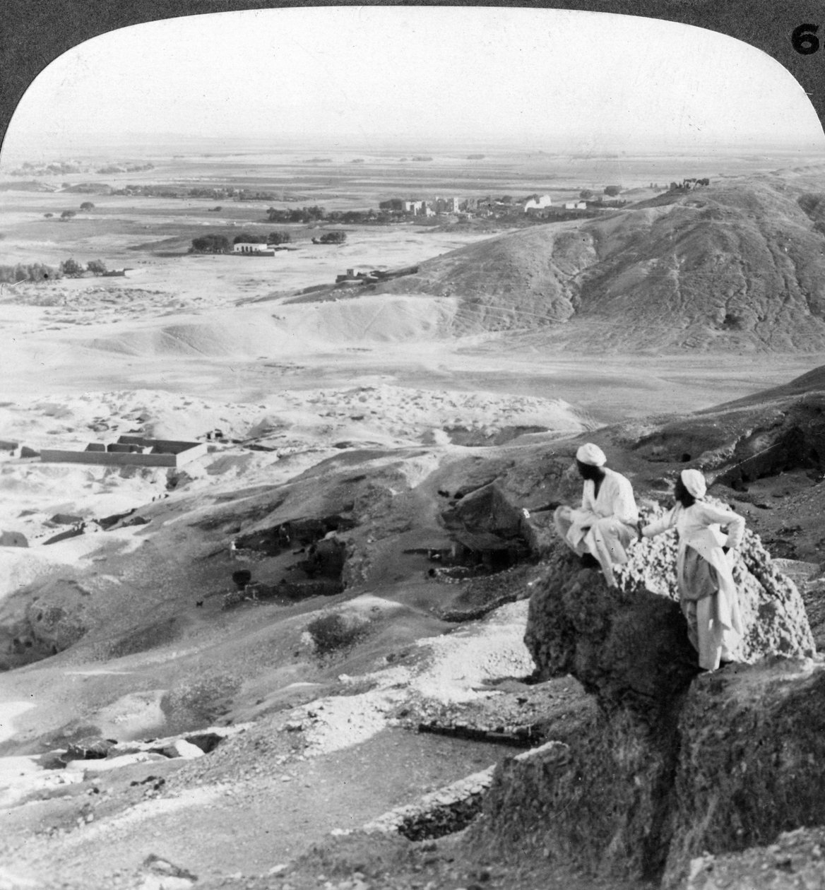Ser söderut över den thebanska slätten och templen i Medinet Habu, Egypten, 1905. av Underwood and Underwood