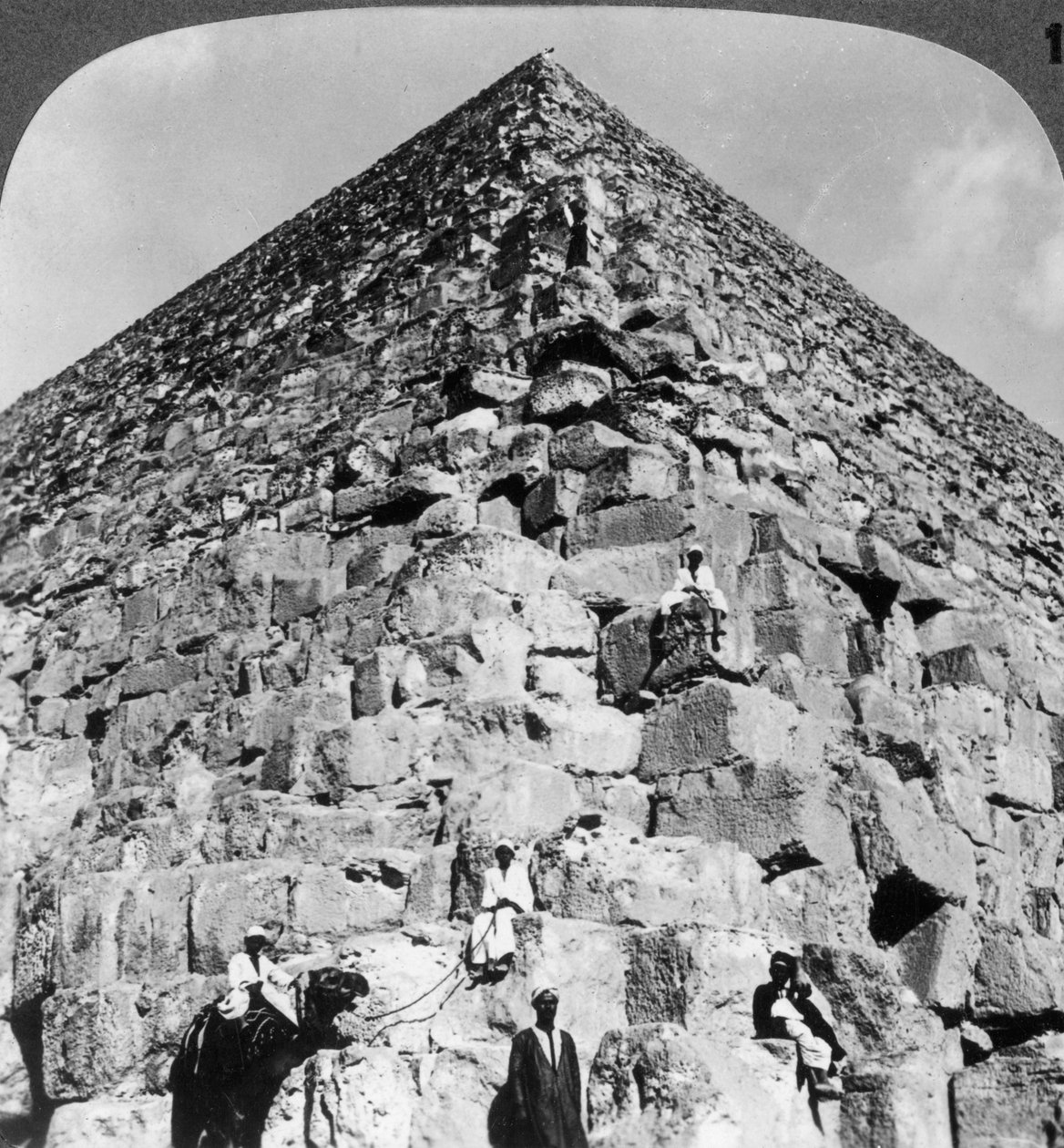 Tittar upp i det nordöstra hörnet av den stora pyramiden, Egypten, 1905. av Underwood and Underwood