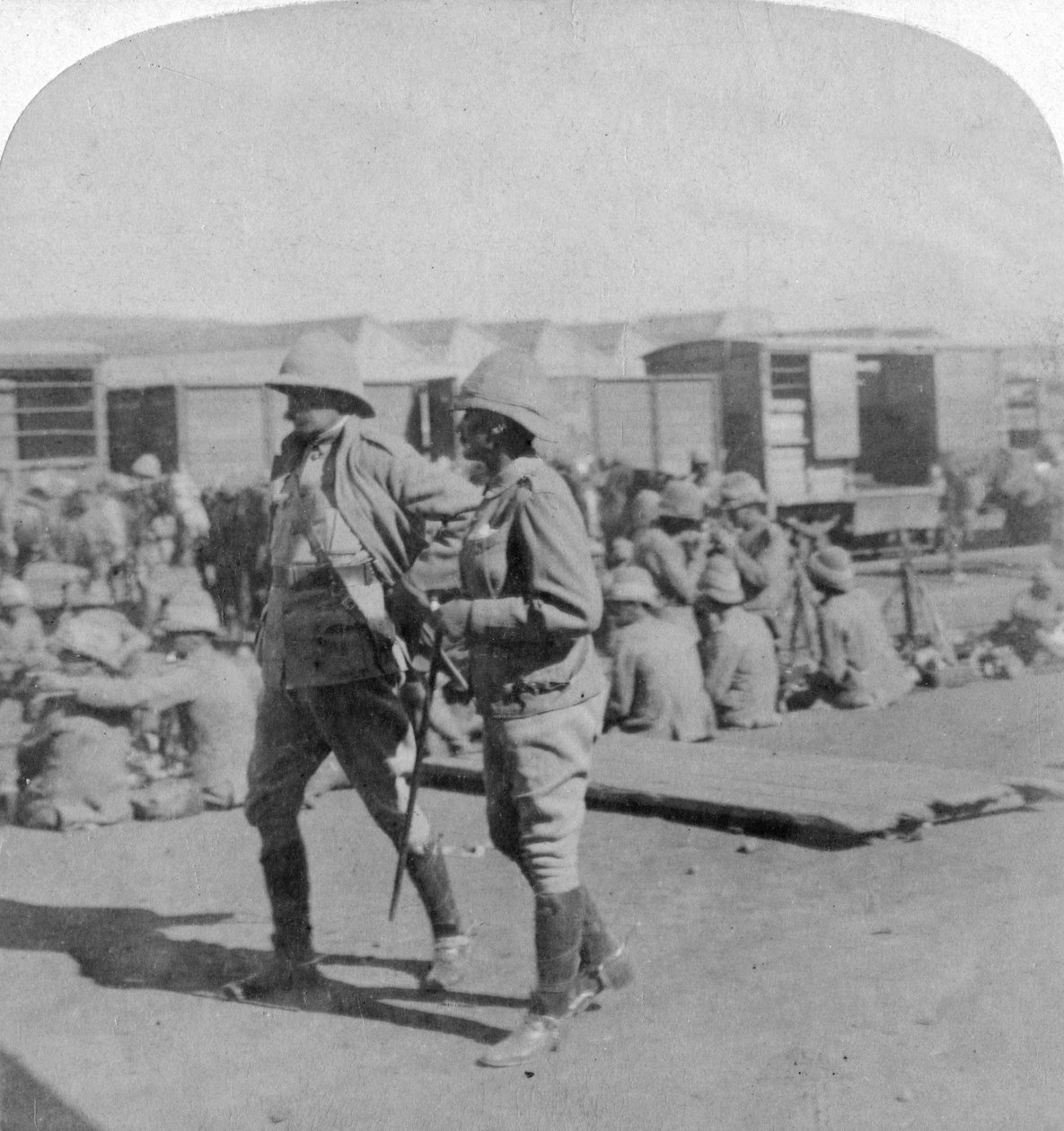 Lord Kitchener och General Pole-Carew vid Pretorias järnvägsstation, Sydafrika, 5 juni 1901. av Underwood and Underwood