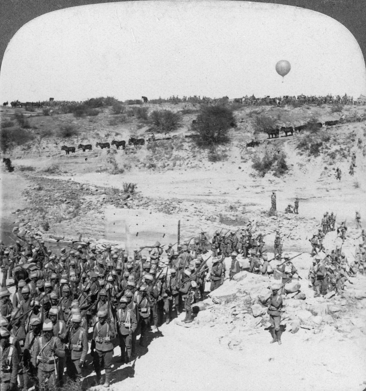Lord Roberts infanteri som korsar Zandfloden, Sydafrika, c1900-talet. av Underwood and Underwood