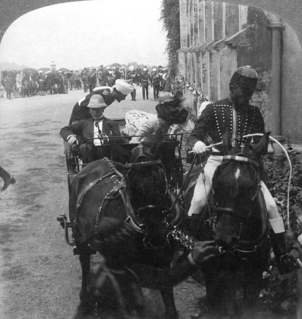Lord and Lady Curzon i Christ Church, Simla, Indien, 1903. av Underwood and Underwood