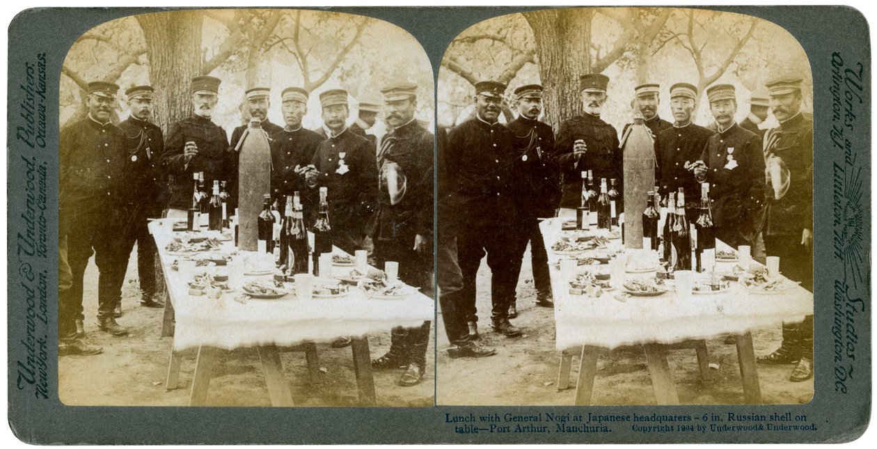 Lunch med general Nogi vid japanska högkvarteret, Port Arthur, Manchuriet, 1904. av Underwood and Underwood