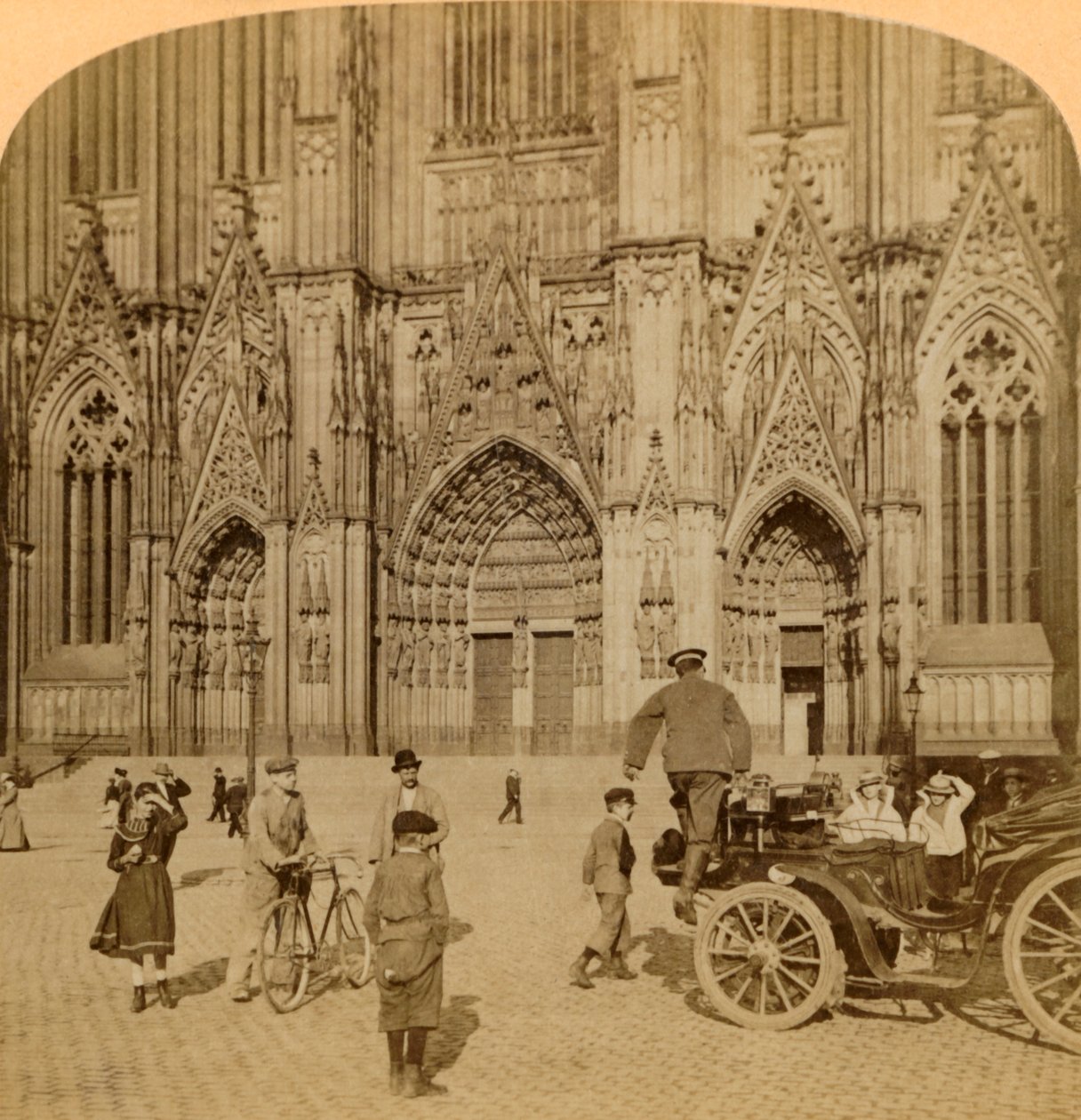 Huvudportal och utsökt ornamenterad fasad, katedralen, Köln, Tyskland, 1902. av Underwood and Underwood