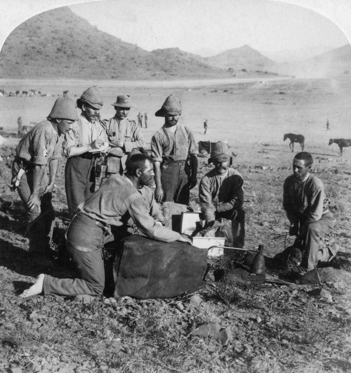 Gör gas till en av krigsballongerna i Slingersfontein, Sydafrika, Boer War, 1900. av Underwood and Underwood