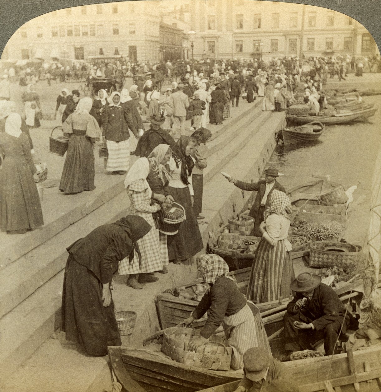 Market Boats, Helsingfors, Finland. av Underwood and Underwood