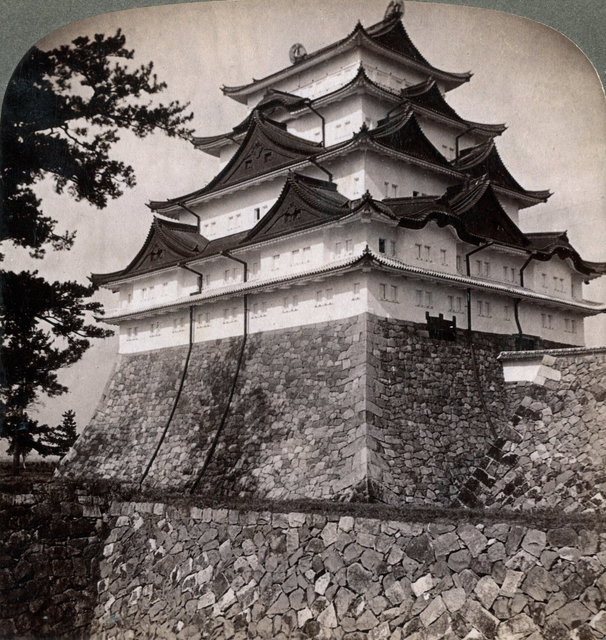 Medeltida vallgravsslott av japanska prinsar, ibland använd av Mikado Nagoya, Japan, 1896 av Underwood and Underwood