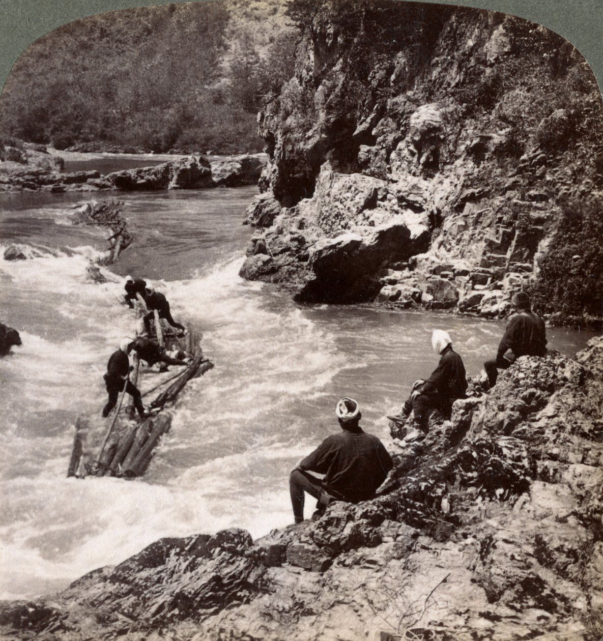 Män på en timmerflotte som skjuter Hozu Rapids på Katsurafloden, Kyoto, Japan, 1904 av Underwood and Underwood