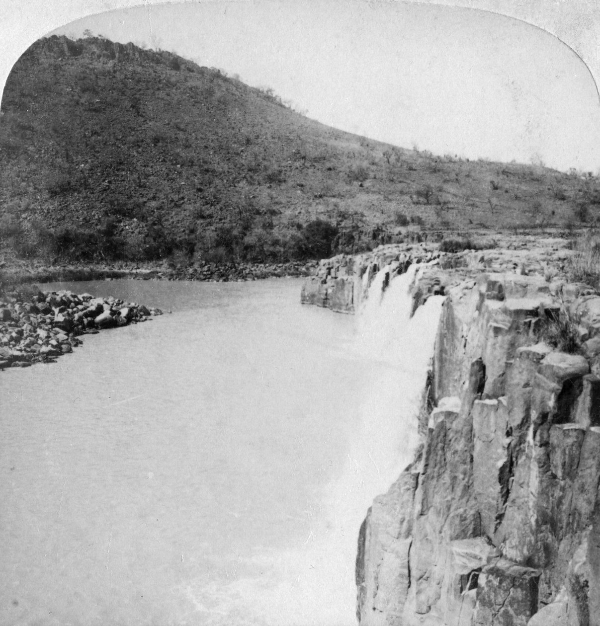 Middle Falls of the Tugela River från ett boerlager, nära Colenso, Sydafrika, andra boerkriget, 1901 av Underwood and Underwood