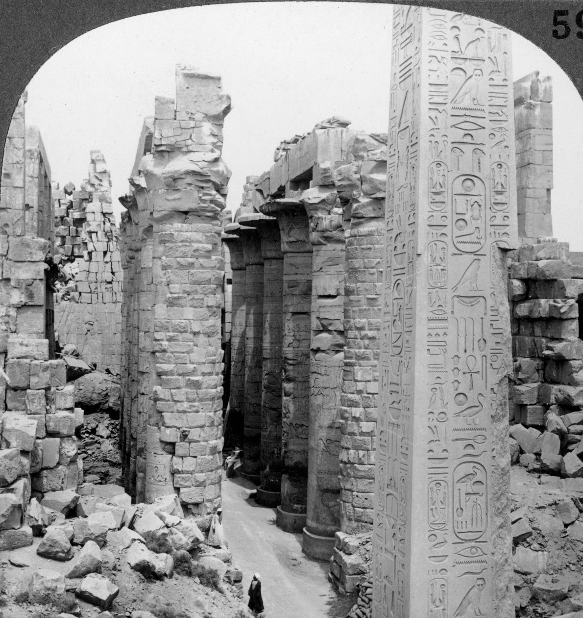 Mellersta gången i den stora salen och obelisken av Thutmosis I, tempel i Karnak, Thebe, Egypten, 1905. av Underwood and Underwood