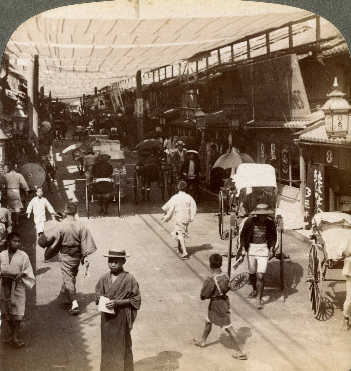 Midsommartrafik under markiserna av Shijo Bashidori, en livlig genomfartsväg i Kyoto, Japan, 1904 av Underwood and Underwood