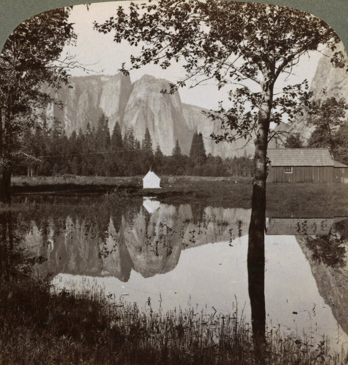 Spegelvy av Cathedral Rocks, Yosemite Valley, Kalifornien, USA, 1902. av Underwood and Underwood