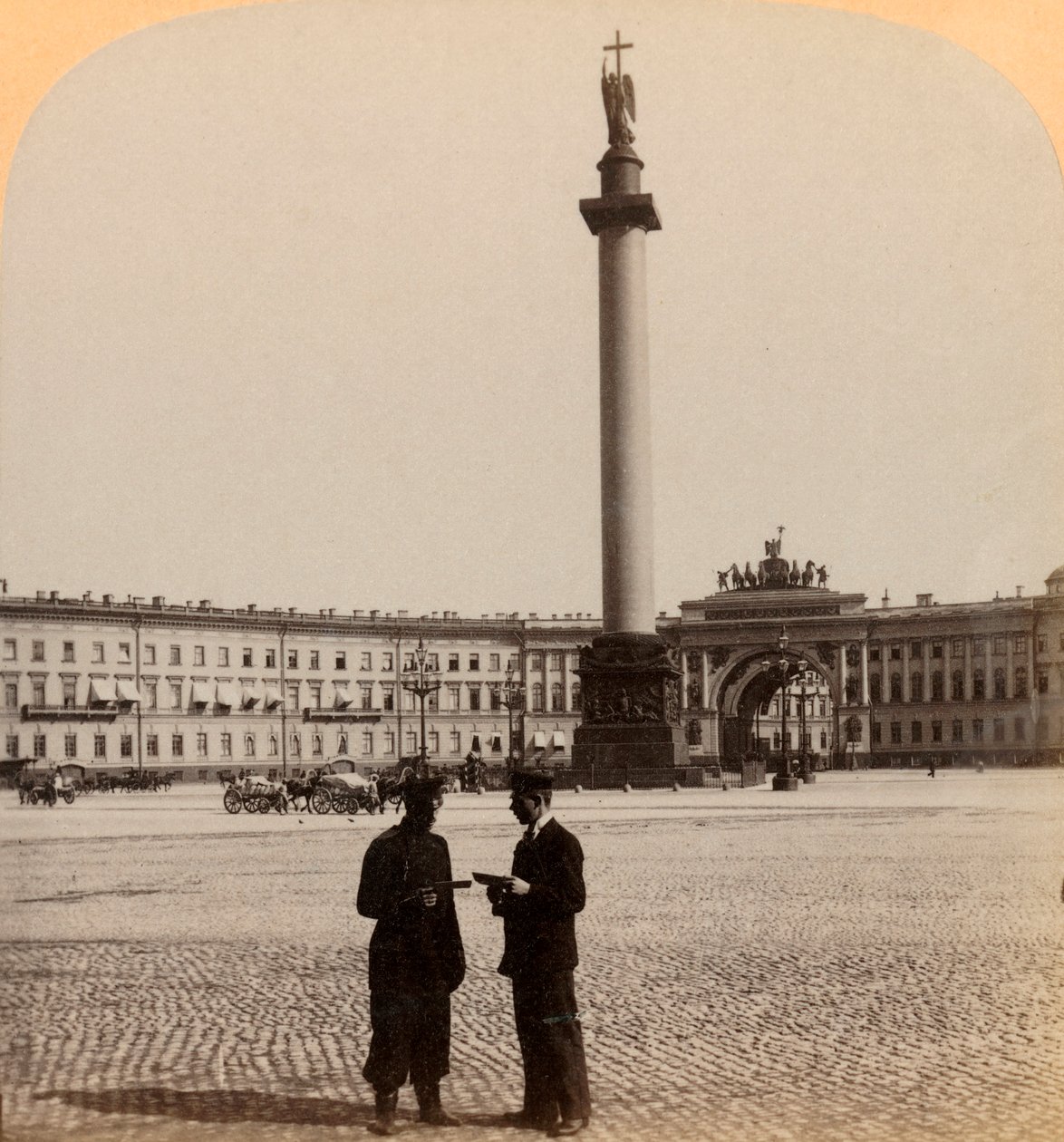 Monument till Alexander I., Triumfbågen och Staab-byggnaden, St. Petersburg, Ryssland, 1897. av Underwood and Underwood