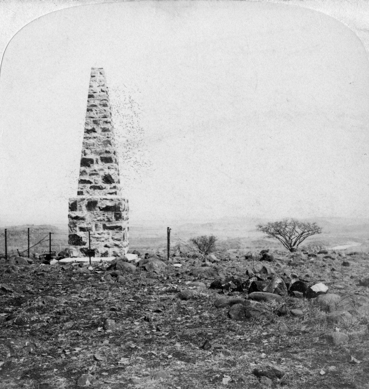 Monument till den 27:e Inniskillings, Harts Hill, nära Colenso, Natal, Sydafrika, Boerkriget, 1901 av Underwood and Underwood