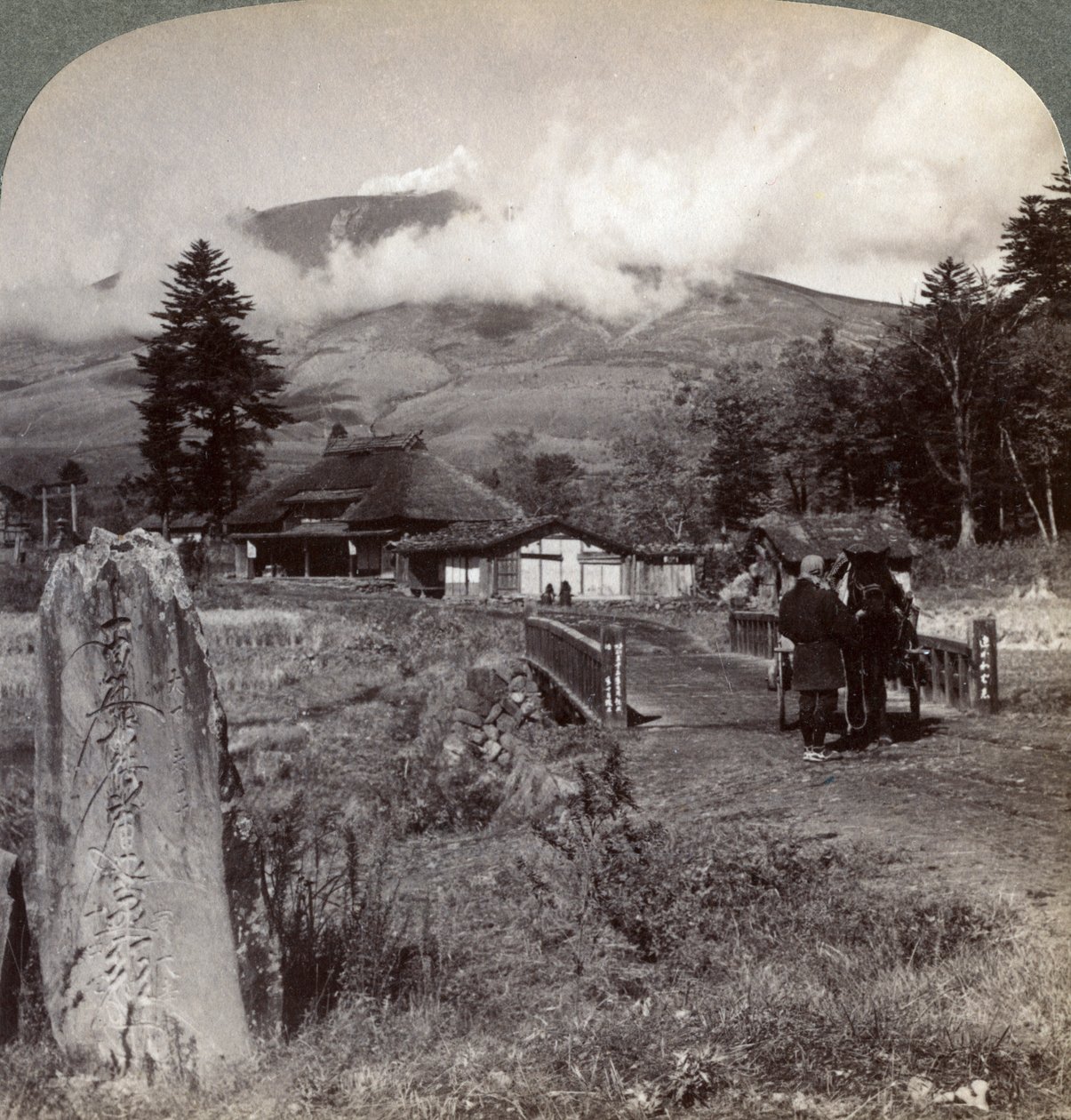 Mount Asama Asamayama, Japans största aktiva vulkan, nordväst från Katsukake, 1904. av Underwood and Underwood