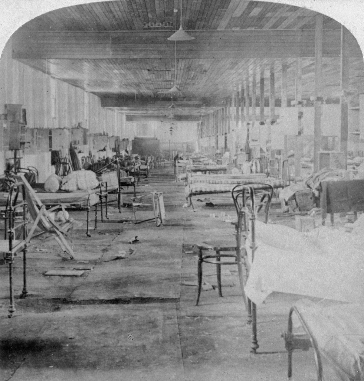 Mud Hall, det sista fängelset ockuperat av de brittiska officerarna i Pretoria, Sydafrika, 1901. av Underwood and Underwood