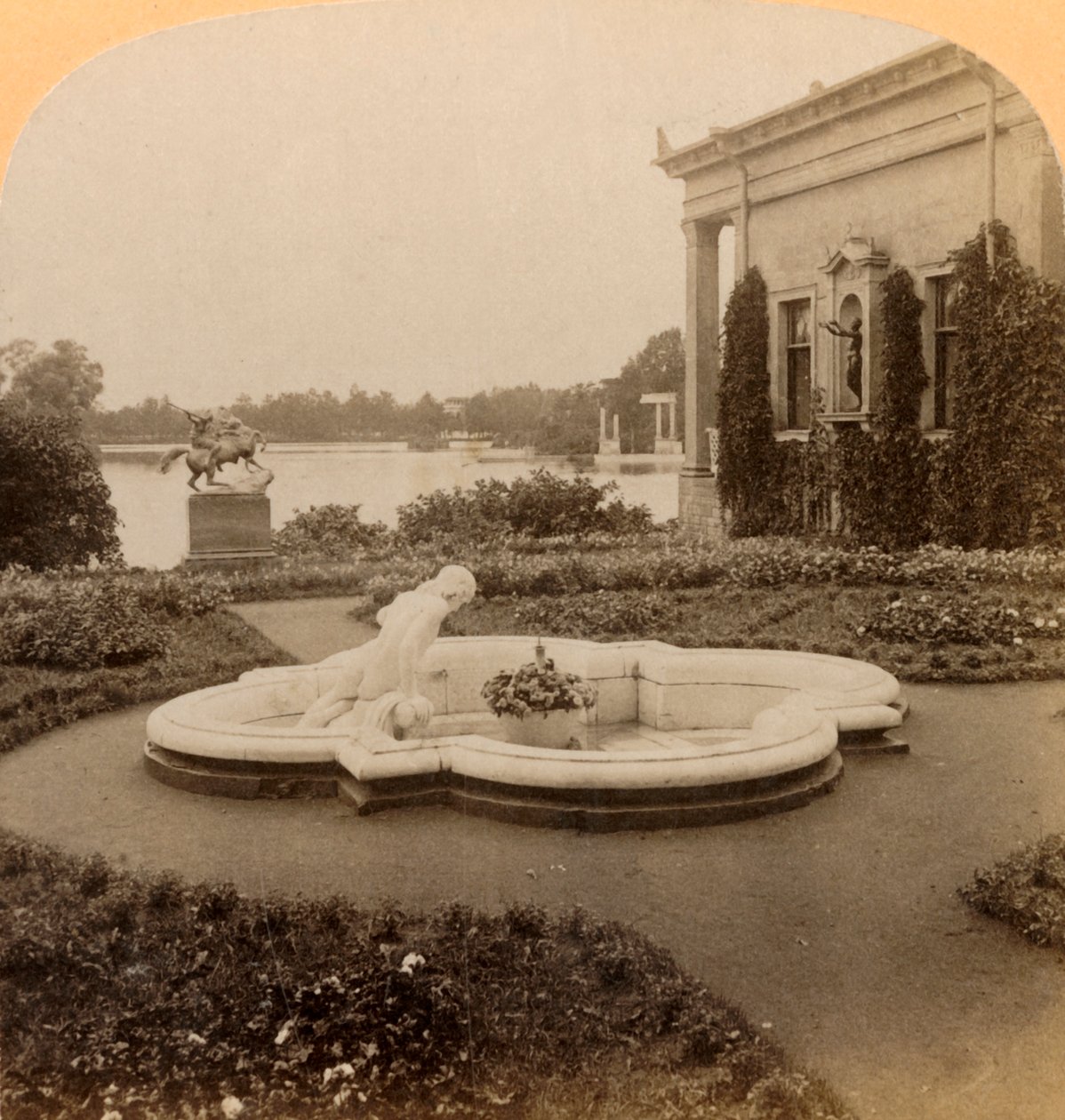 Narcissusfontänen på Empress Island, Colonists Park, Palace Grounds of Peterhof, Ryssland, 1898. av Underwood and Underwood