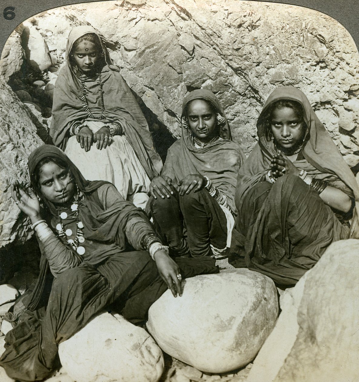 Infödda Bhujji-flickor, floden Sutlej, Himalaya, Indien, c1900-talet. av Underwood and Underwood