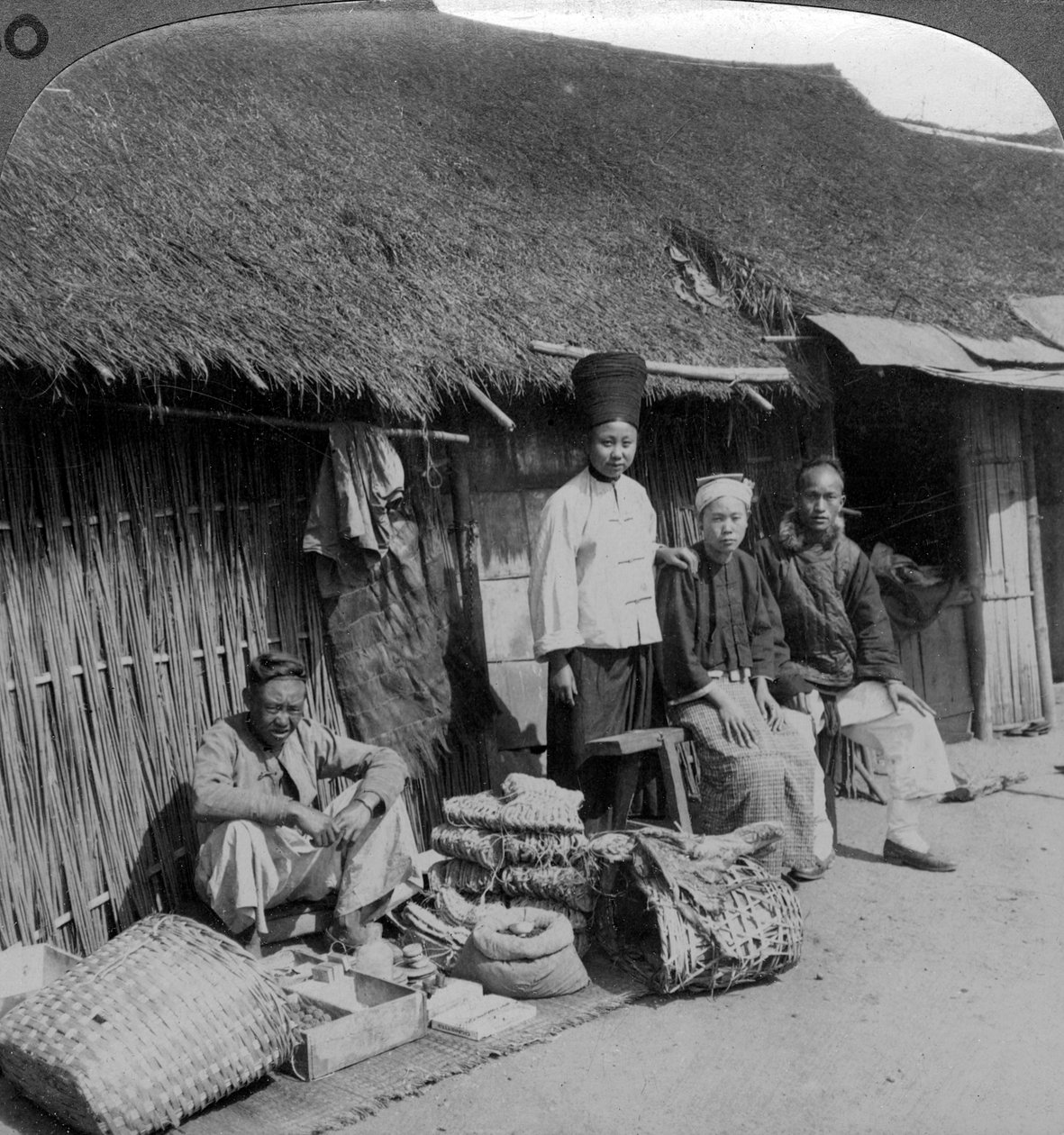 Inhemsk butik och kunder, nära Mogok, norra Burma, ca 1900-talet. av Underwood and Underwood