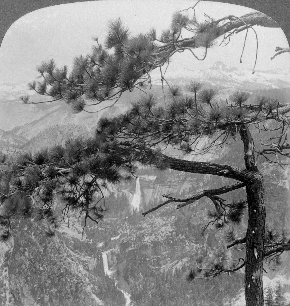 Nevada Falls, Vernal Falls och Liberty Cap, Yosemite Valley, Kalifornien, USA, 1902 av Underwood and Underwood