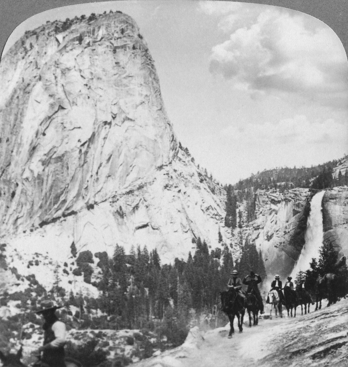 Nevada Falls och Liberty Cap från en stig, Yosemite Valley, Kalifornien, USA, 1902 av Underwood and Underwood