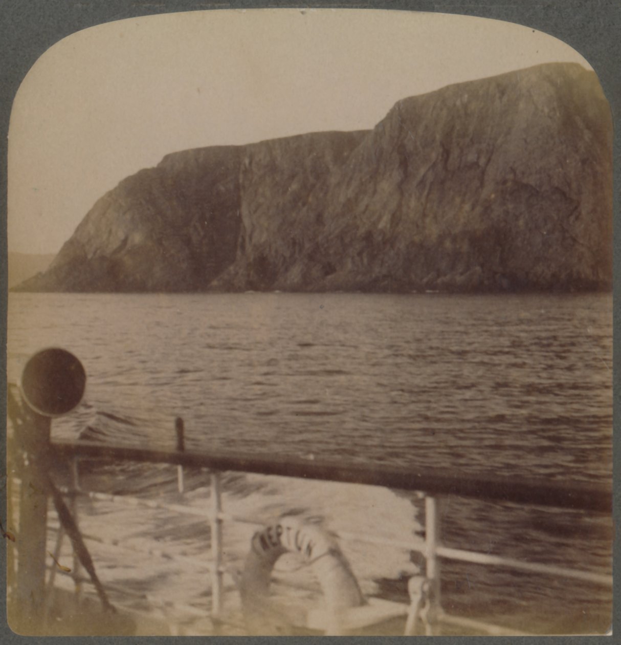 Nordkap - från väster - midnattssolens land...Nordnorge, 1902. av Underwood and Underwood