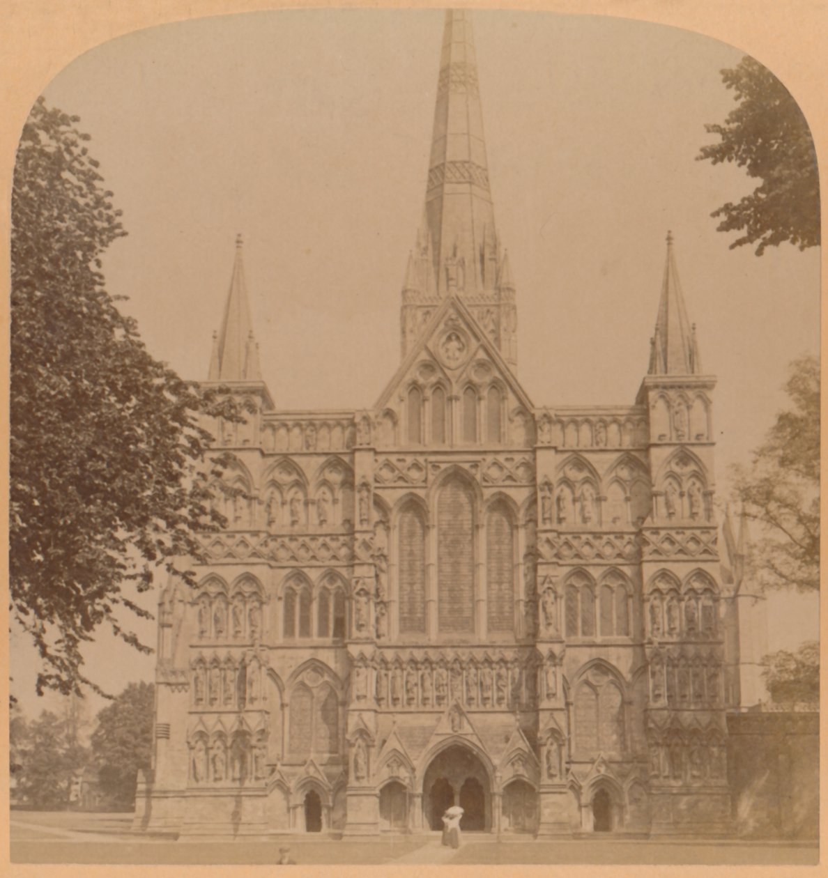 Nordvästra fasaden av den stora gotiska katedralen i Salisbury grundad 1220, England, 1900. av Underwood and Underwood