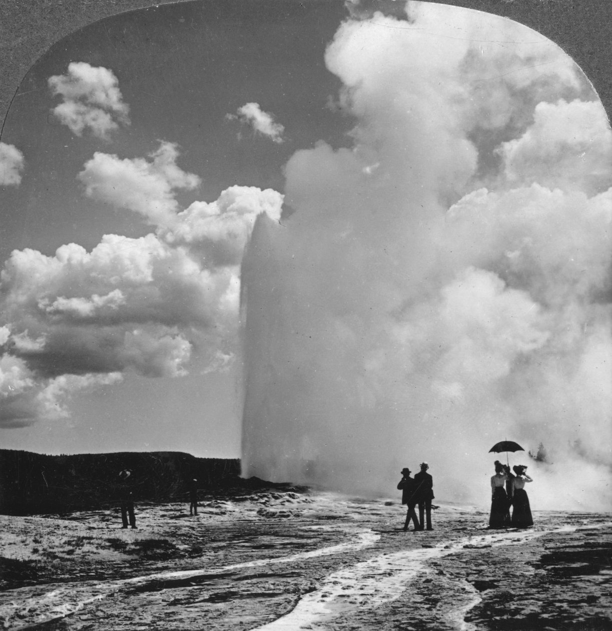 Old Faithful gejser, Yellowstone National Park, USA, tidigt 1800-tal. av Underwood and Underwood