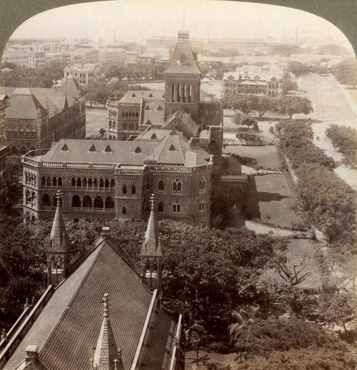 Över universitet och sekretariat Sq. tower, S. från Rajabai Tower, Bombay, Indien, 1903. av Underwood and Underwood