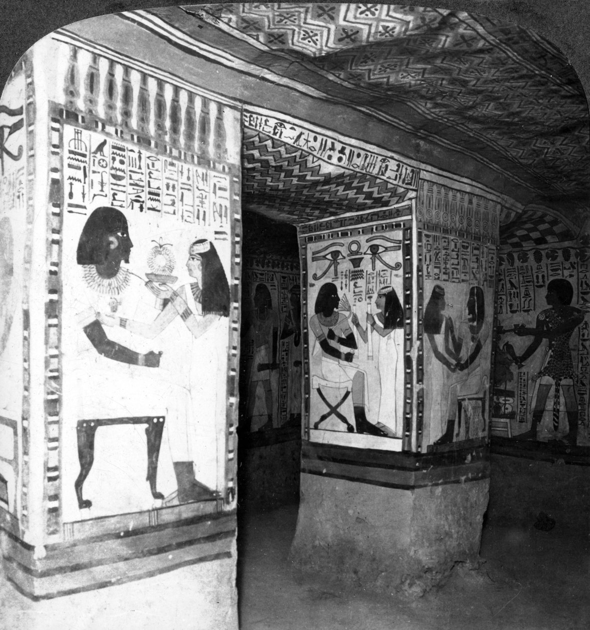 Målad gravkammare huggen i klippan vid Thebe, Egypten, 1905. av Underwood and Underwood