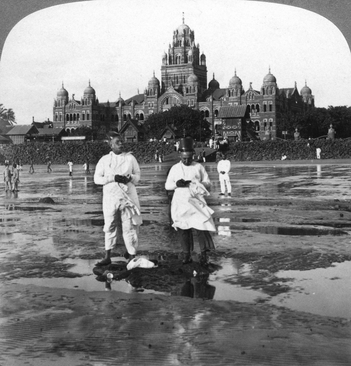 Parsis dyrkar nymånen, Bombay, Indien, 1903. av Underwood and Underwood