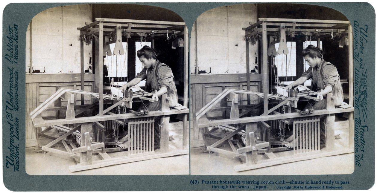 Bondehemmafru som vävde bomullstyg, Japan, 1904 av Underwood and Underwood