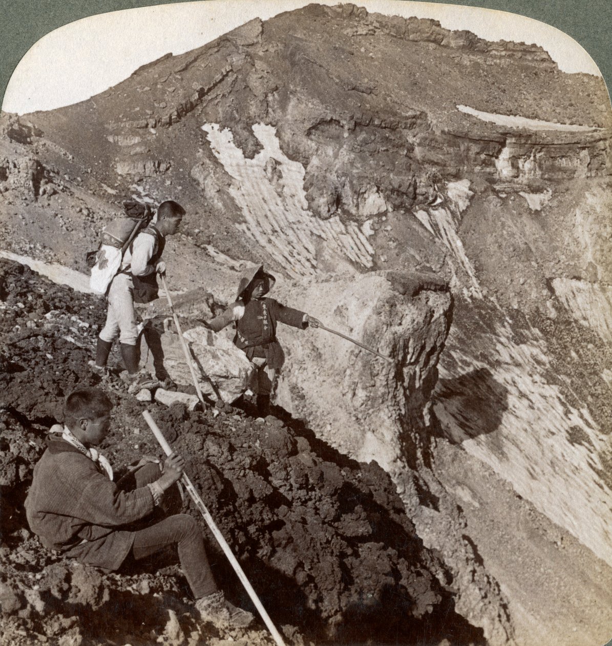 Tittar från den lavabeklädda kanten ner i Fujis Fujiyamas krater, Japan, 1904. av Underwood and Underwood