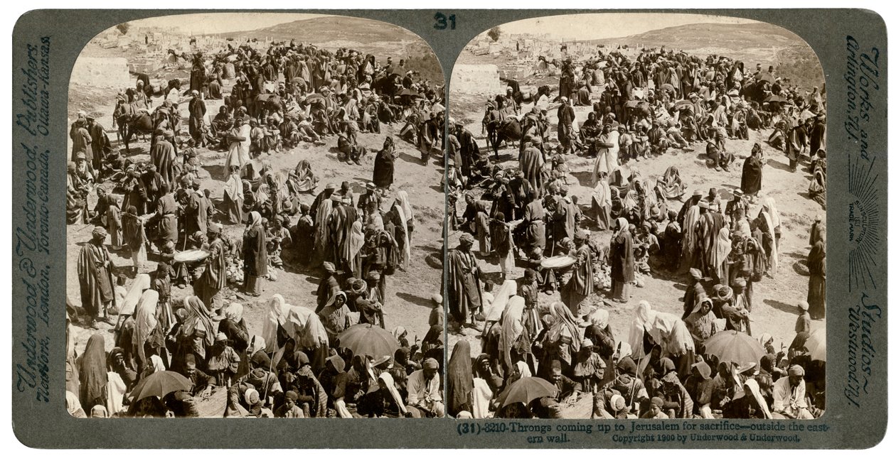 Människor som kom upp till Jerusalem för att offra, utanför den östra muren, 1900. av Underwood and Underwood