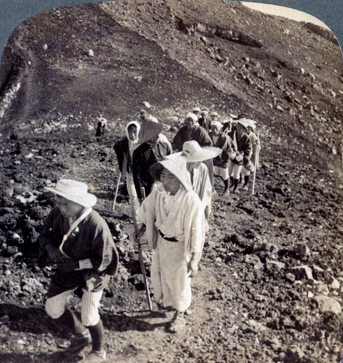 Pilgrimer i slutet av sin bestigning av berget Fuji Fujiyama, Japan, 1904. av Underwood and Underwood
