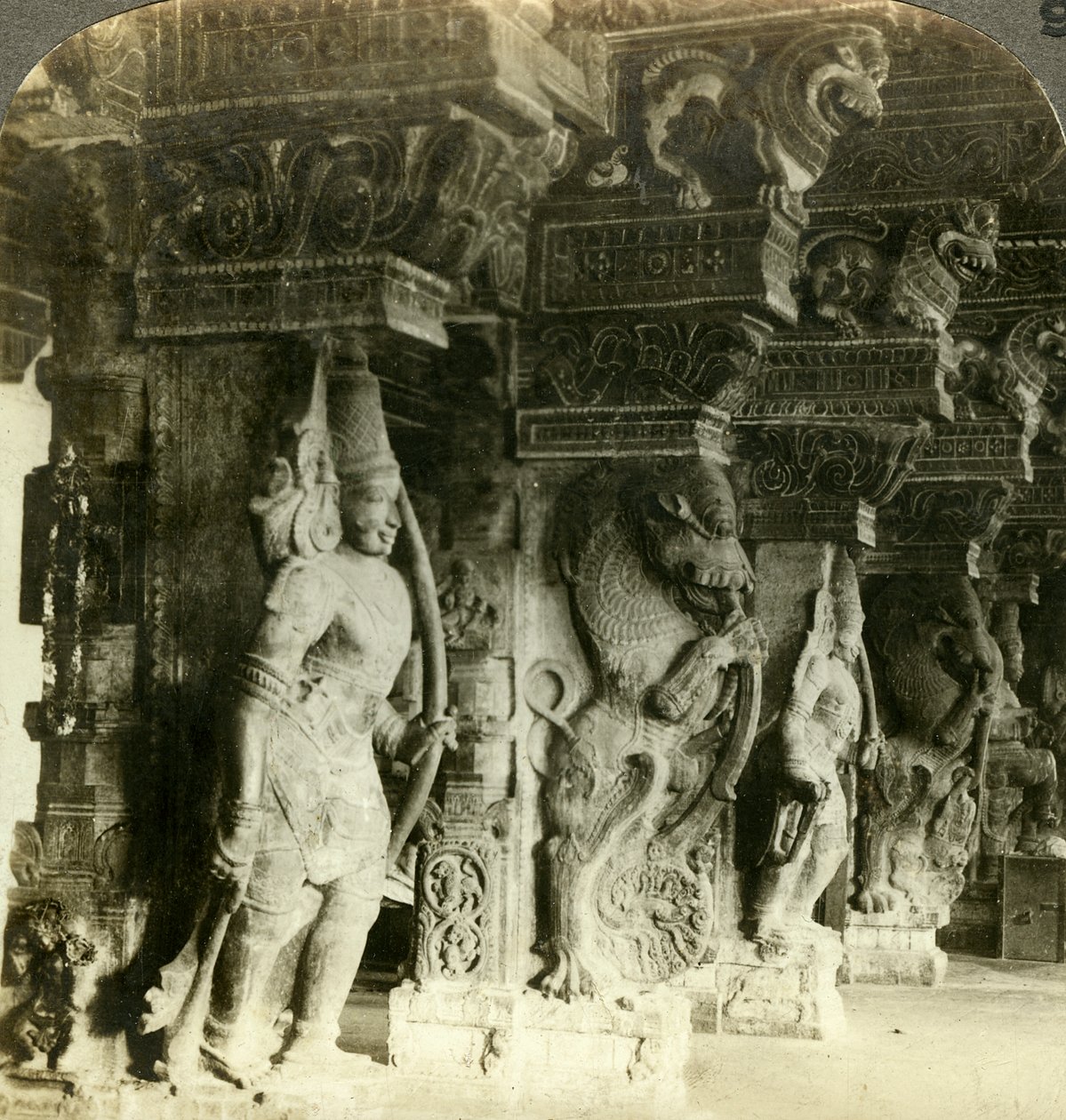 Pelare av ett hinduiskt tempel, Madurai, Indien, c1900-talet. av Underwood and Underwood