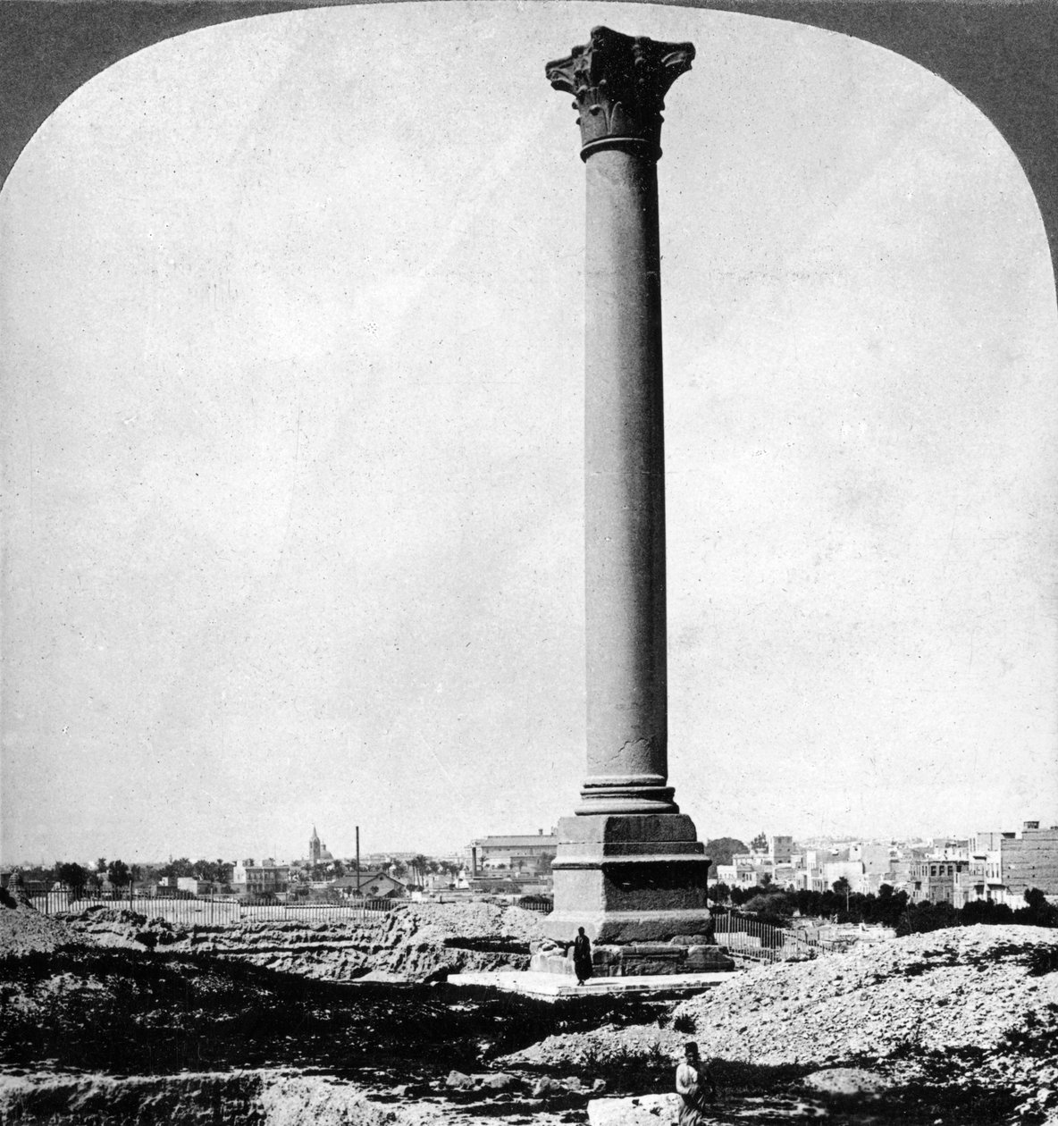 Pompeys pelare, sjömännens landmärke och moderna Alexandria, Egypten, 1905. av Underwood and Underwood