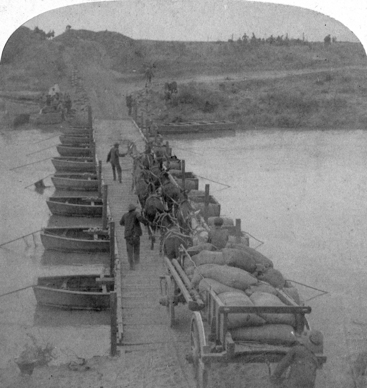 Pontonbro över Modderfloden, Boerkriget, Sydafrika, 1900. av Underwood and Underwood