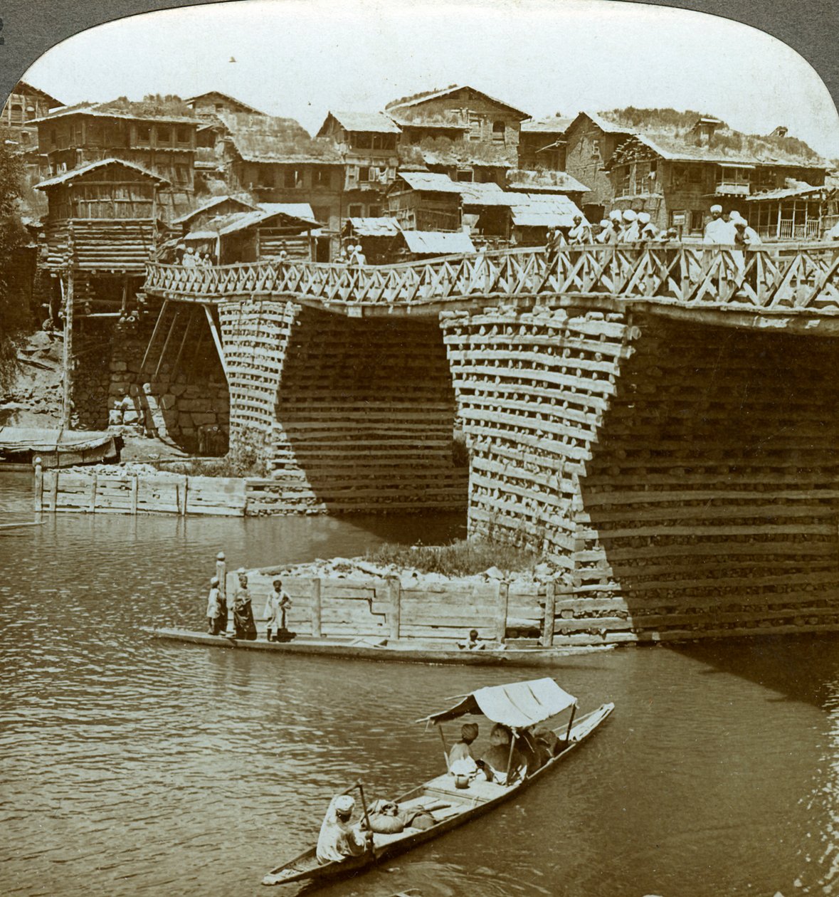 Pittoreska bro och hus, City of Sun, Kashmir, Indien, c1900-talet. av Underwood and Underwood
